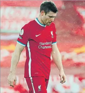  ?? FOTO: EFE ?? James Milner, cabizbajo tras la derrota sufrida ayer ante el Brighton