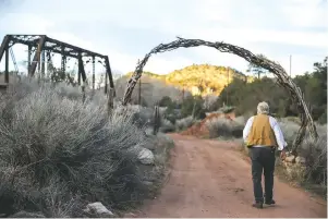  ??  ?? Sigstedt approaches Grandchild­ren’s Lovetangle Arch