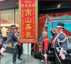  ?? ZHENG WANYIN / CHINA DAILY ?? Left: A performer from Nanshan Yingge dance team and employees at Burlington Arcade pose in London.