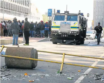  ?? Picture: EUGENE COETZEE ?? CHAOTIC SCENES: The refuse workers’ protest continues in Govan Mbeki Avenue yesterday