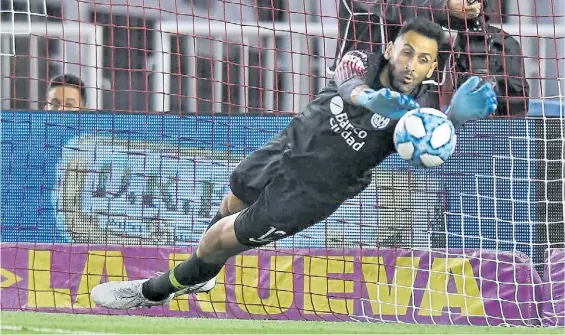  ??  ?? Vuelo. Torrico se estira a su izquierda y desvía el remate del colombiano Borré. Fue el primer penal fallado por River. Luego llefgó el de Juanfer.