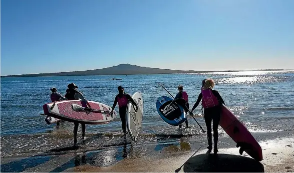  ?? SARAH-JANE CANSDALE ?? Classes are not just about paddling, but also increasing confidence and building confidence.