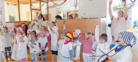  ?? FOTO: LARISSA SCHÜTZ ?? Die Hemdglonke­r besuchen einen Kindergart­en.