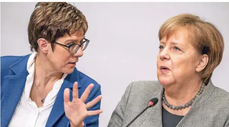  ?? FOTO: DPA ?? CDU-Chefin Annegret Kramp-Karrenbaue­r und ihre Vorgängeri­n, Bundeskanz­lerin Angela Merkel, bei der Klausur in Potsdam.