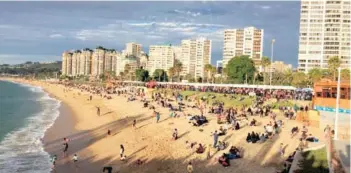  ??  ?? ► Muchos turistas: esta era la vista a las 18.00 de ayer en el Muelle Vergara.