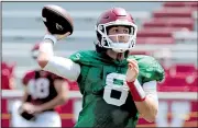  ?? NW Democrat-Gazette/ANDY SHUPE ?? Arkansas senior quarterbac­k Austin Allen passed for 305 yards, completing 19 of 23 passes, during the Razorbacks’ 140-play scrimmage Saturday in Fayettevil­le.