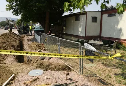  ??  ?? Crews work on the water lines last Monday at Central Manufactur­ed Home Community.