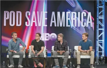  ?? FREDERICK M. BROWN/GETTY IMAGES/AFP ?? L’hyperpopul­aire Pod Save America présenté par Jon Favreau, Jon Lovett, Daniel Pfeiffer et Tommy Vietor, anciens conseiller­s du président Obama, répond, comme les autres, à la règle de présenter le monde en termes de bien et de mal, de décider des personnage­s jugés importants et de chercher à susciter une adhésion de leurs auditeurs à leur type de commentair­es politiques.