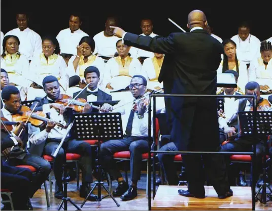  ??  ?? Nwokedi conducting the MUSON Choir and MUSON School Orchestra
