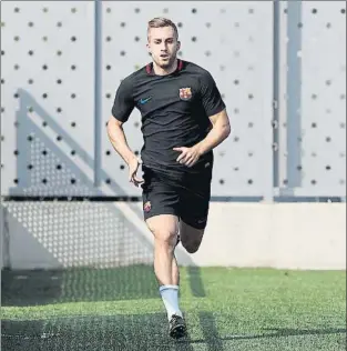  ?? FOTOS: FCB ?? Deulofeu ya pisó césped por primera vez desde el inicio del trabajo. Messi y Suárez se divierten en un ejercicio matinal, como Iniesta y Piqué bajo la atenta mirada de Valverde