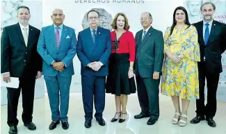  ?? ?? El gobernador del Banco Central, Héctor Valdez Albizu, encabezó la apertura a la exposición.