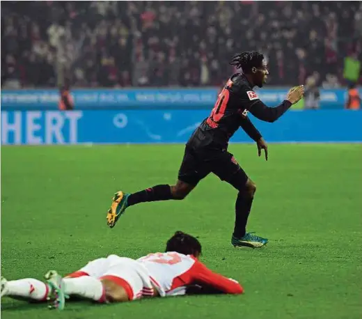  ?? Foto: AFP ?? Jeremie Frimpong erzielt in der Nachspielz­eit das 3:0 für Leverkusen. Bayern um Mathys Tel ist definitiv am Boden.