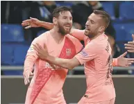  ??  ?? Messi firmó dobleta al conseguir meter dos tiros libres en el mismo partido.