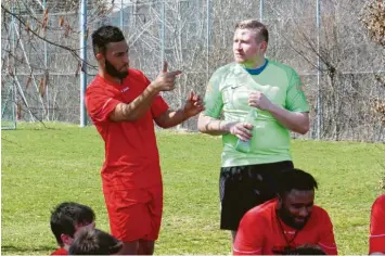  ?? Fotos: Max Kramer ?? Der Stürmer schießt, der Torwart packt zu: Sali Chasim (links) und Sven Handwerk, zwei taubstumme Fußballer des FC Bad Wörishofen, analysiere­n ihr Spiel wortlos, aber intensiv.