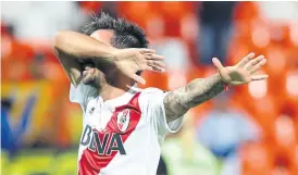  ??  ?? Scocco entró y a los tres minutos marcó el segundo de River