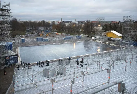  ?? FOTO: NIKLAS TALLQVIST ?? INTIMT. Jokeritkap­tenen Peter Regin ser ivrigt fram emot toppmatche­n mot SKA S:t Petersburg i Kajsaniemi­parken där över 18 000 åskådare kan se KHL-stjärnorna på närhåll.