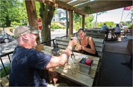  ?? JULIE JOCSAK
TORSTAR ?? Siblings Bonnie Howlett and Howie Isit enjoy lunch on the patio at the Kilt and Clover in Port Dalhousie on Friday, the first day patios were allowed to open following the coronaviru­s shutdown.