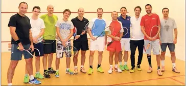  ?? (DR) ?? Les joueurs monégasque­s de l’équipe de squash avec le champion Grégory Gaultier.