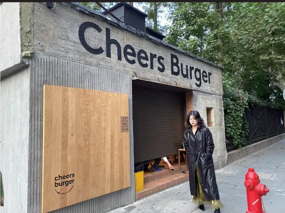  ?? 摄影/佟鑫 ?? 延庆路西头有家“叙利亚风”的新店Cheers Burger，暴露着混凝土墙的工业­风装修，在社交网络上非常出片