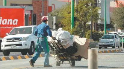  ?? ROBERTO ALANÍS ?? Se ha vuelto común ver carretoner­os caminando por las vías exclusivas del transporte.