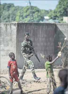  ?? SYLVAIN CHERKAOUI / AP ?? Un soldado senegalés en una aldea cerca de la frontera con Gambia