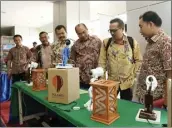  ?? DIKA KAWENGIAN/JAWA POS ?? PAMER KARYA: Dari kiri, Warek I Aziz Alimul Hidayat, Warek II M. Ridwan, Rektor Sukadiono, Direktur Riset dan Pengabdian Masyarakat Kemenriste­kdikti Ocky Karna Radjasa, serta Ketua LPPM UMS Dede Nasrullah saat berkunjung di stand research week UMS kemarin.