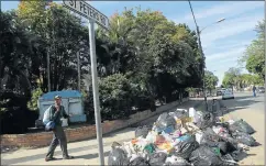  ?? Picture: SIBONGILE NGALWA ?? DIGGING UP THE DIRT: A pile of uncollecte­d rubbish lies on St Peters Road in Southernwo­od