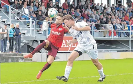  ?? FOTO: DEREK SCHUH ?? David Brielmayer und der TSV Berg setzten sich in der Fußball-Landesliga mit 6:0 gegen den FC Ostrach (rechts Simon Fischer) durch.