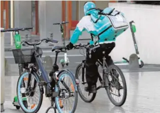  ?? REUTERS ?? Imagen de un repartidor de Deliveroo