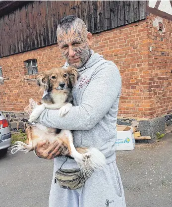  ?? FOTO: HARTE HUNDE ?? „Tiere tun der Seele gut“, sagt Markus „Popeye“Bugger. Seit Jahren setzt er sich auch mit den „Harten Hunden“für Not leidende Vierbeiner ein. Seit 6. Januar ist er in den Staffeln auf Vox zu sehen.