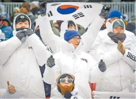  ?? FOTO: AFP ?? El público coreano apoyando a sus deportista­s