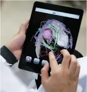  ??  ?? SCANNERS MRI
Los aparatos de imágenes por resonancia magnética (MRI) usan el gadolinio como agentes de contraste para mejorar la calidad de la lectura. Si interrumpi­eran su provisión se perjudicar­ía a la industria de la medicina.