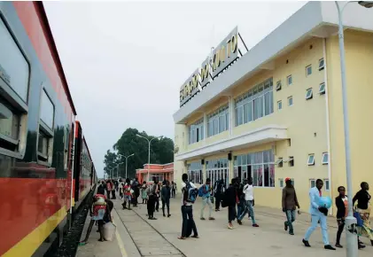  ??  ?? Estação ferroviári­a do Cuito é uma das mais modernas erguidas ao longo do Caminho-de-Ferro de Benguela e oferece óptimas condições