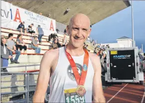  ?? KIRK STARRATT ?? Graeme Allardice of Halifax was the first participan­t in the 10 km run to cross the finish line at the Valley Harvest Marathon.