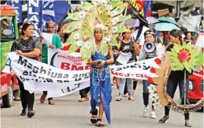  ??  ?? PROTEST WALK – Members of the activist group Sanlakas parade down Colon St. in Cebu City Thursday to protest the establishm­ent of coal-run power plants and to drum up the campaign to fight climate change. (Juan Carlo de Vela)