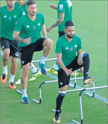  ??  ?? CASI A PUNTO. Boudebouz comenzó ayer a entrenarse al ritmo del grupo y apunta a El Madrigal.