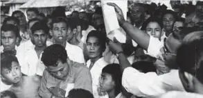  ??  ?? DALAM gambar dirakam pada Julai 1955, seorang penyokong parti menunjukka­n tajuk akhbar bertulisan Jawi kepada penyokong dalam kempen pilihan raya di Melaka.