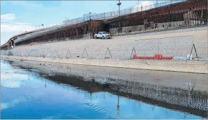  ?? ?? Ciudad Juárez. Vista de las barricadas de alambre de púas, el 25 de enero de 2024 en el muro fronterizo.