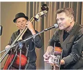  ??  ?? Rolf Kaudelka (Gitarre, Gesang) und Joachim Heinemann (Kontrabass) spielen Songs der Everly Brothers, Johnny Cash, Elvis Presley, Buddy Holly, Chuck Berry, Bruce Springstee­n, Creedence Clearwater Revival,