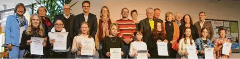 ?? Foto: Kristina Pilz ?? Das Bild zeigt die Jury mit den Preisträge­rn, Organisato­ren und Schulleite­rin.