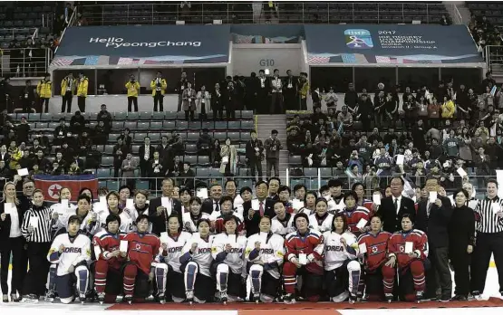  ?? Ahn Young-joon - 6.abr.2017/Associated Press ?? Equipes femininas de hóquei no gelo da Coreia do Sul (de branco) e do Norte em campeonato em Gangneung (sul); países devem ter equipe conjunta