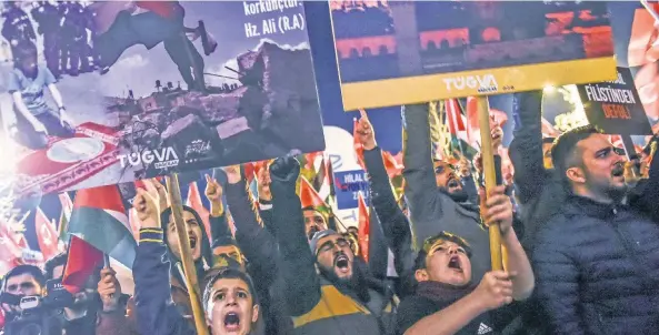  ??  ?? Cientos de personas salieron a protestar ayer en Turquía contra el anuncio del presidente de Donald Trump, quien reconoció a Jerusalén como la capital de Israel.