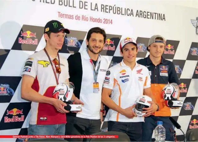  ??  ?? German Paoloski junto a Tito Rabat, Marc Márquez y Jack Miller ganadores de la Pole Position de las 3 categorías.