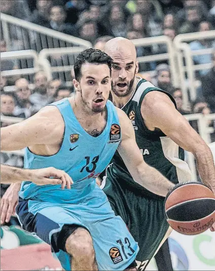  ?? FOTO: EFE ?? Calathes tratando de atrapar a Heurtel. El base griego ganó su duelo particular y supo dominar el partido a su antojo