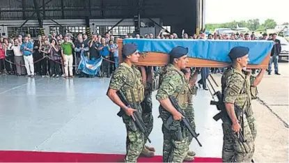  ?? (TOMY FRAGUEIRO) ?? Emoción. En el Área Material Río Cuarto, los restos de Castagnari fueron recibidos con respeto.