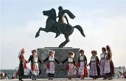 ?? Foto: AFP/Sakis Mitrolidis ?? Tänze vor der Statue Alexander des Großen in Thessaloni­ki