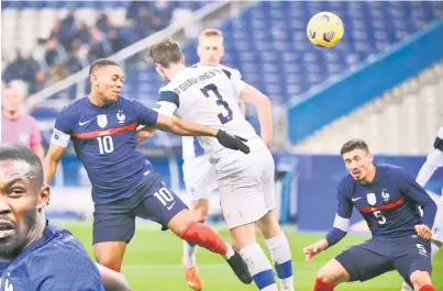  ?? — Gambar AFP ?? BERTEMBUNG: Sebahagian dari babak-babak aksi perlawanan persahabat­an antarabang­sa di antara Perancis dan Finland di Stade de France di Paris.