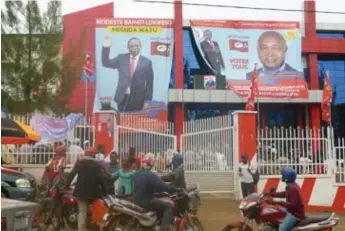  ?? © Benjamin Kambale ?? Een verkiezing­saffiche in Bukavu van Kabila’s kandidaat Shadary.