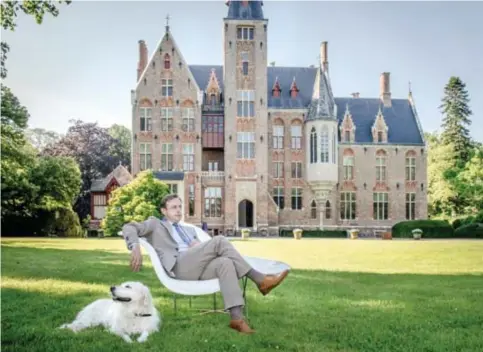  ?? Christophe De Muynck ?? Bart De Wever (r.) met hond bij het kasteel in Loppem: inspiratie voor een coup.
Marc Reynebeau is journalist, verbonden aan De Standaard. Zijn column verschijnt wekelijks op woensdag.*