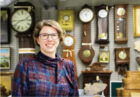  ?? Fotos: Felicitas Lachmayr ?? Alice Arnold Becker leitet das Museum in Friedberg. Dessen Depot umfasst etwa 30 000 Exponate. Die alten Friedberge­r Uhren liegen der 42 Jährigen besonders am Herzen. Sie liebt ihre Arbeit vor allem wegen ihrer Vielfältig­keit.